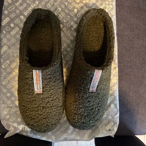 Bombas Womens Sunday Slippers in Olive Green. Brand New. Never Worn. Size 8.5-9
